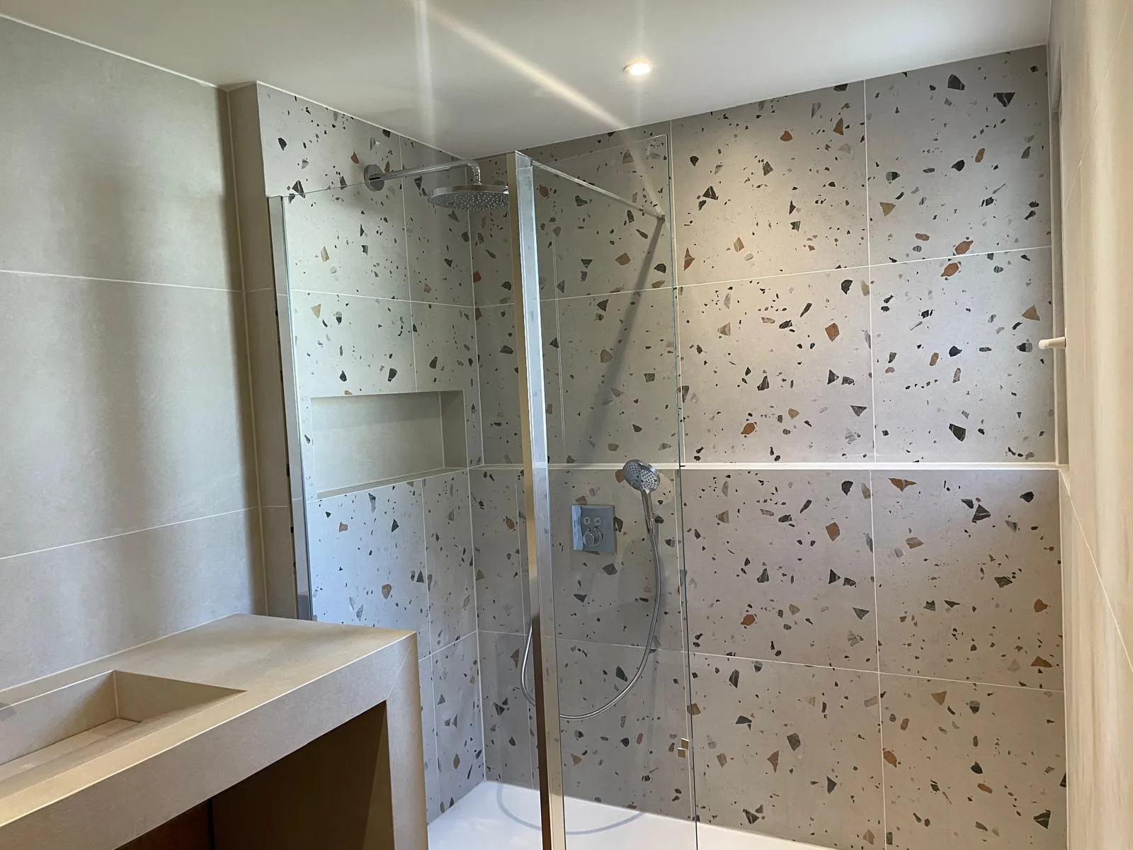 Douche terrazzo & plan vasque en pierre